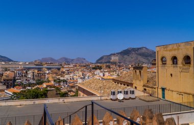 Palermo, İtalya - 29 Temmuz 2020 - Palermo, Sicilya manzarası. Palermo Katedrali 'nin arka planında yerleşim binaları ve dağlar var.