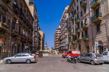 Palermo, İtalya - 30 Temmuz 2020 - Palermo, Sicilya 'daki arabalar ve geleneksel binalar