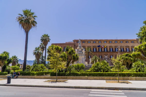 Palermo Talya Temmuz 2020 Palmiye Ağaçlı Turistler — Stok fotoğraf