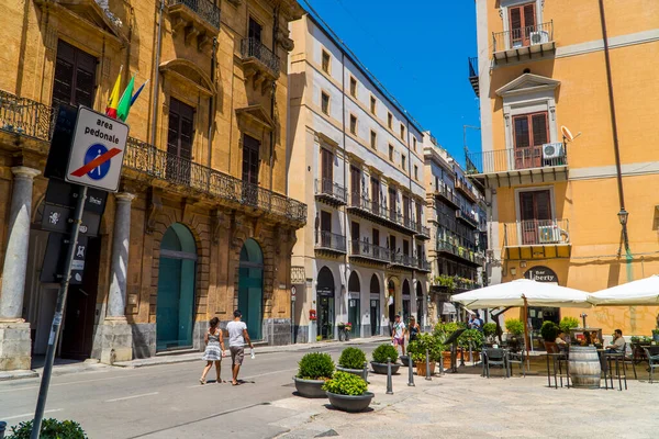 Palermo Italia Julio 2020 Turistas Caminando Con Casas Tradicionales Italianas —  Fotos de Stock