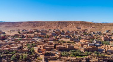 Ait Benhaddou - 18 Ocak 2021 - Yeni Aid Benhaddou kasabasının geleneksel mimarisi ile hava panoramik manzarası