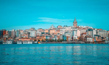 İstanbul, Türkiye - 31 Ocak 2021 - Galata Kulesi Galata Köprüsü 'nden görülen alan