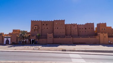Ouarzazate, Fas - 18 Ocak 2021 - Taourirt Kalesi Kasbah panoramik gün ışığı