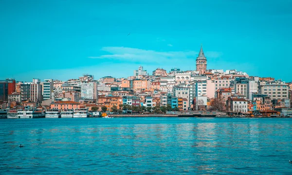 İstanbul, Türkiye - 31 Ocak 2021 - Galata Kulesi Galata Köprüsü 'nden görülen alan