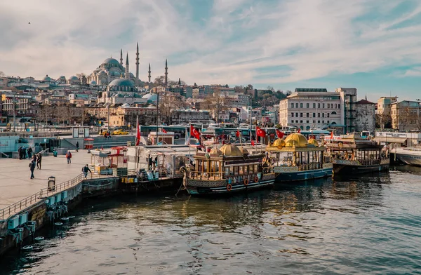 Istanbul Turecko Ledna 2021 Trajekty Lidé Mešita Rustem Pasa Cami — Stock fotografie