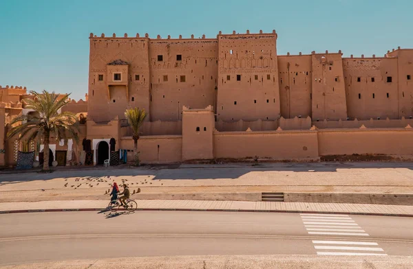 Ouarzazate Marruecos Enero 2021 Mujer Ciclista Caminando Frente Kasbah Taourirt — Foto de Stock