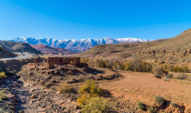 Atlas Dağları, Fas - 18 Ocak 2021 - Fas 'taki Yüksek Atlas Dağları' ndaki kalıntılar ve manzaralar