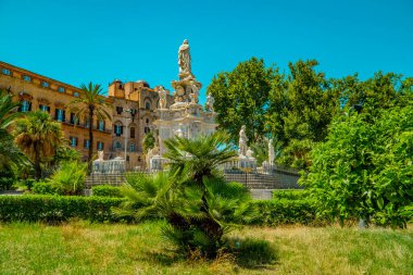 Palermo, İtalya - 30 Temmuz 2020 Palermo, Sicilya 'daki Norman Sarayı' nın heykeli, bayrakları ve palmiye ağaçları ile manzarası