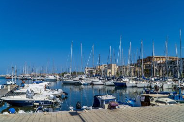Palermo, İtalya - 31 Temmuz 2020 - Palermo, İtalya 'da küçük motorlu ve yelkenli tekneleri