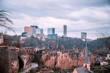 Lüksemburg, Lüksemburg 'un panoramik günbatımı manzarası. Kirchberg iş bölgesinde fırtınalı bir günün arka planında Casemates modern yükseliş.
