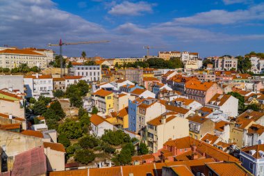 Lizbon, Portekiz 'in merkezindeki Alfama ilçesinin çatılarının panoramik hava manzarası