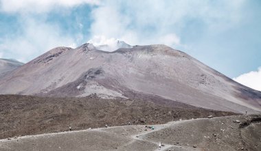 Avrupa 'nın en aktif yanardağı olan Etna Volkanı' nın panoramik manzarası, İtalya 'nın Sicilya adasında köpürüyor.