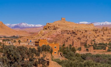 Fas 'ın antik Aid Benhaddou kasabasındaki Kil Evleri ve Kasbah Kalesi' nin panoramik manzarası