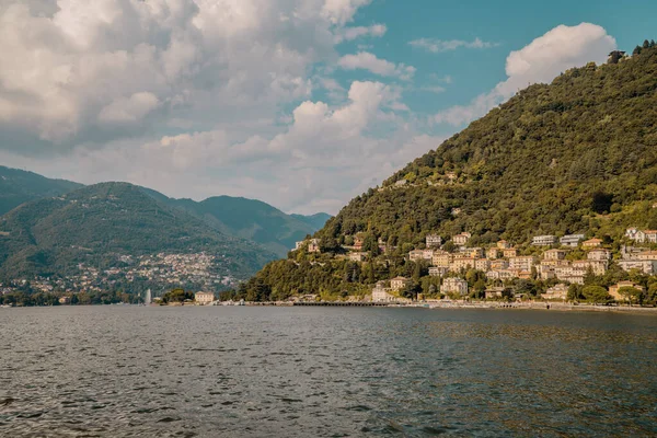 意大利伦巴第科莫湖的全景日落景观 山上有豪宅和建筑物 — 图库照片