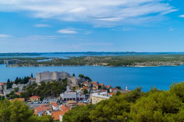 Hırvatistan 'ın Sibenik kentindeki Barone Kalesi' nden Michael 'ın Kalesi ve Sibenik denizinin panoramik manzarası