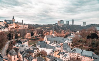 Lüksemburg 'un panoramik manzarası, Lüksemburg' da ortaçağ evleri ve Kirchberg iş bölgesinde modern yükseliş.