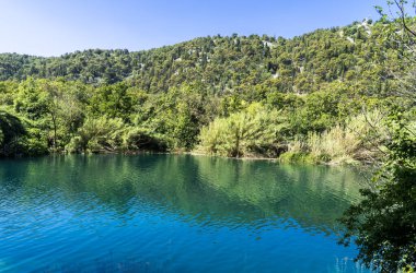 Krka Ulusal Parkı, Dalmaçya ve Hırvatistan 'daki vahşi göl ve ormanların panoramik manzarası