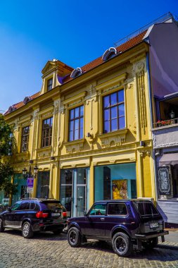 Filibe, Bulgaristan - 1 Eylül 2019 - Lada ve BMW jipleri Bulgaristan 'ın Filibe kentinde geleneksel mimarlık binasının önünde