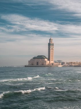 Kazablanka, Fas - 25 Ocak 2021 - Afrika 'nın Atlantik Okyanusu' ndaki en büyük camii olan Hasan II 'nin dikey görüntüsü