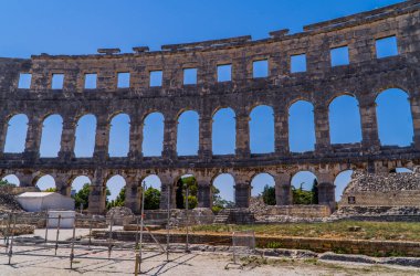 Pula, Hırvatistan - 1 Temmuz 2020 - İstriya 'nın Pula kentindeki bir Roma Kolezyumu olan Pula Arena' nın sütunları