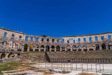 Pula, Hırvatistan - 1 Temmuz 2020 - İstriya 'nın Pula kentindeki bir Roma Kolezyumu olan Pula Arena' nın yatay panoramik manzarası