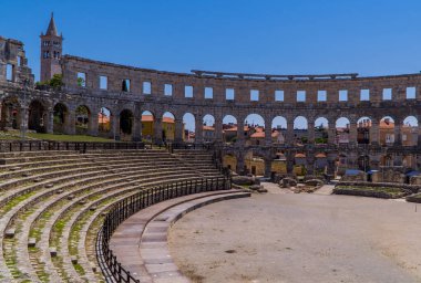 Pula, Hırvatistan - 2 Temmuz 2020 - İstriya 'nın Pula kentindeki bir Roma Kolezyumu olan Pula Arena' nın içinde yatay panoramik