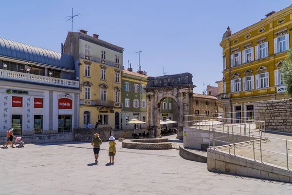 Pula Chorwacja Lipca 2020 Turyści Miejscowi Przed Rzymską Bramą Starym — Zdjęcie stockowe