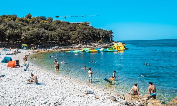 Pula Istria Croatia July 2020 People Swimming Sunbathing Ambrela Beach — 图库照片