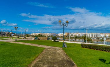 Rabat, Fas - 11 Ocak 2021 - Bou Regreg nehrinin kıyısındaki bir parkın manzarası