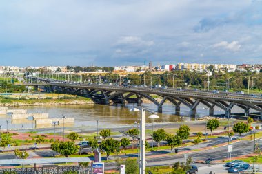 Rabat, Fas - 11 Ocak 2021 - Bou Regreg nehri üzerindeki Hasan II Köprüsü Rabat ve Satış 'ı birbirine bağlıyor