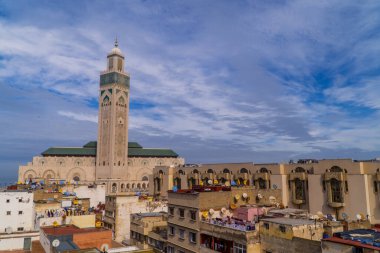 Kazablanka, Fas - 25 Ocak 2021 - Afrika 'daki en büyük cami olan Hassan II Camii' nin panorama manzarası