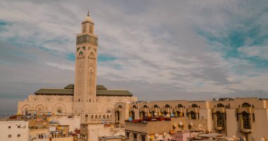 Kazablanka, Fas - 25 Ocak 2021 - Afrika 'nın en büyük camisi olan Hasan II Camii' nin günbatımı manzarası