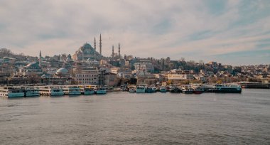 İstanbul, Türkiye - 31 Ocak 2021 - Arkaplanda feribotlu Eminonu iskelesi, Rustem Paşa Camii ve Süleyman Camii