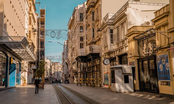 Istanbul Turkije Januari 2021 Man Met Gezichtsmasker Lopend Istiklal Straat — Stockfoto