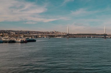 İstanbul, Türkiye - 1 Şubat 2021 - Panorama, Haliç Köprüsü 'nün arka planında gün batımında yer aldığı Altın Boynuz Nehri' ne bakıyor