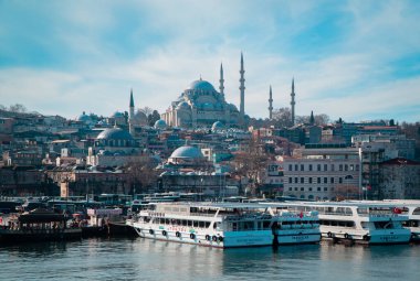 İstanbul, Türkiye - 1 Şubat 2021 - Bulutlu bir günde Süleyman Camii ile Haliç 'in Fatih ilçesindeki Eminonu bölgesinin güzel manzarası