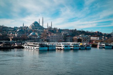 İstanbul, Türkiye - 1 Şubat 2021 - Bulutlu bir günde Süleyman Camii ile Haliç 'in Fatih ilçesindeki Eminonu bölgesinin güzel panoramik manzarası