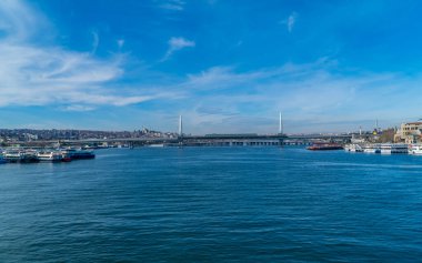 İstanbul, Türkiye - 1 Şubat 2021 - Panorama arka planda Haliç Köprüsü bulunan Altın Boynuz Nehri 'ne bakıyor