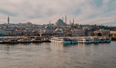 İstanbul, Türkiye - 1 Şubat 2021 - Bulutlu bir günde Süleyman Camii ile Haliç 'in Fatih ilçesindeki Eminonu bölgesinin panoramik manzarası