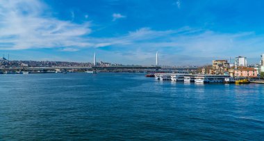 İstanbul, Türkiye - 1 Şubat 2021 - Arkaplanda Halic Köprüsü ile Galata 'ya yanaşan feribotların panoramik görüntüsü