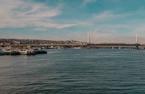 İstanbul, Türkiye - 1 Şubat 2021 - Panorama, Haliç Köprüsü 'nün arka planında gün batımında yer aldığı Altın Boynuz Nehri' ne bakıyor