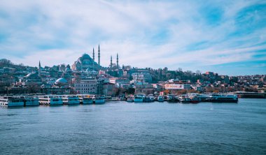 İstanbul, Türkiye - 1 Şubat 2021 - Süleyman Camii ile Haliç 'in Fatih ilçesindeki Eminonu bölgesinin panoramik görüntüsü