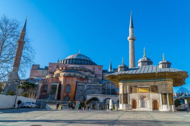 İstanbul, Türkiye - 3 Şubat 2021 - Ayasofya Büyük Camii 'nin güneşli bir günde yan görünüşü