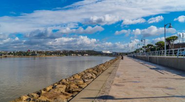 Rabat, Fas - 11 Ocak 2021 - Rabat 'taki Bou Regreg nehrinin nehir geçidi ve arka planda Satış şehri