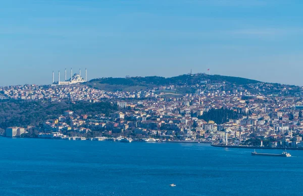 İstanbul, Türkiye - 31 Ocak 2021 - Türkiye 'nin en büyük camii olan Büyük Camlika Camii ile İstanbul' un Asya yakasının tepe üzerindeki manzarası