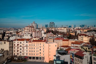 İstanbul, Türkiye - 31 Ocak 2021 - İstanbul şehir merkezinin gökdelenlerinin güzel panoramik manzarası - modern yükseklikler ve Galata Kulesi 'nden görünen antik binalar