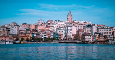 İstanbul, Türkiye - 31 Ocak 2021 - Galata Köprüsü 'nden Galata Kulesi' nin güzel panoramik gün batımı manzarası