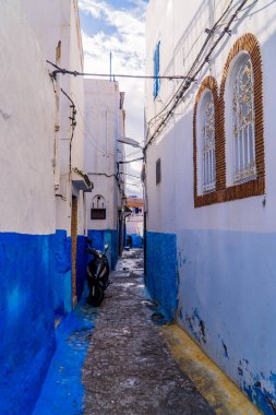 Rabat, Fas - 11 Ocak 2021 - Udayas Kasbah 'taki motosiklet ve antik evlerin sokak manzarası (eski kasaba))