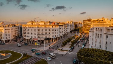 Rabat, Fas - 12 Ocak 2021 - Mohamed V Bulvarı ve ticari ve konut binaları ile Rabat şehir merkezinin güzel manzarası