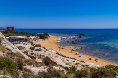 Realmonte, İtalya - 28 Temmuz 2020 - Sicilya, İtalya 'da Scala dei Turchi' de kokteyl barı olan insanlar